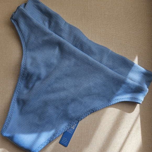 Cupshe two-piece swimsuit, new with tags. Medium - Picture 4 of 4